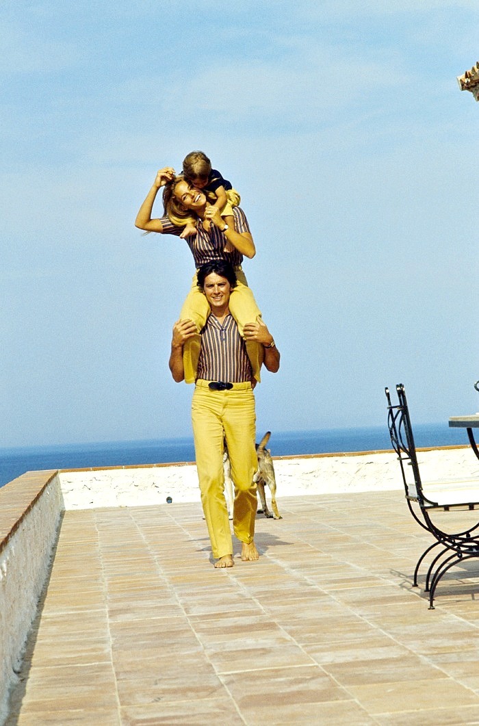 https://s2.radikal.cloud/2024/08/20/Alain-Nathalie-and-Anthony-Delon-in-Saint-Tropez-1966.e.jpeg