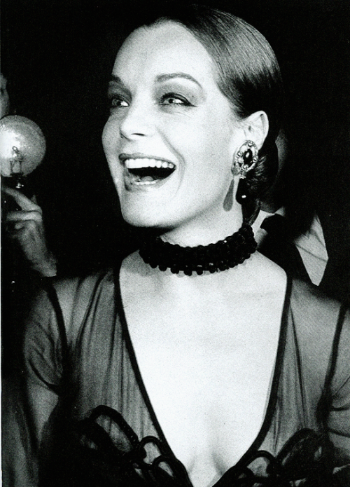 https://s2.radikal.cloud/2024/09/23/Romy-Schneider-at-the-premiere-of-Les-choses-de-la-vie-1970.png