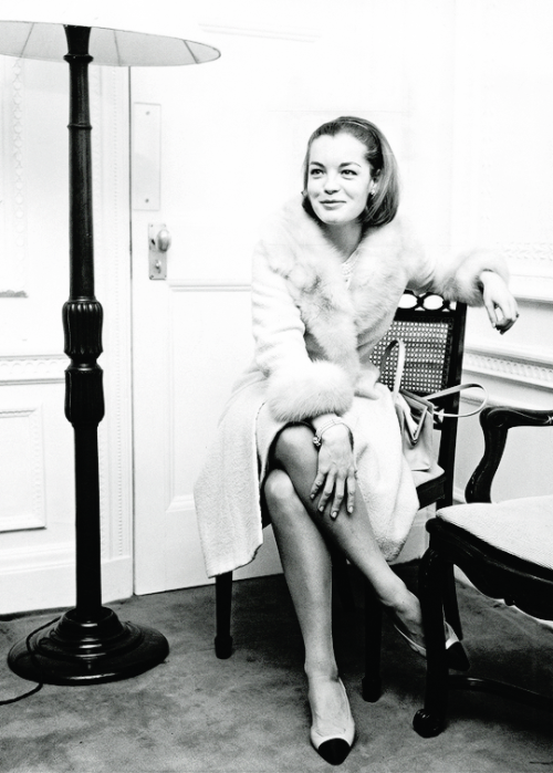 https://s2.radikal.cloud/2024/09/23/Romy-Schneider-photographed-in-London-1964.png