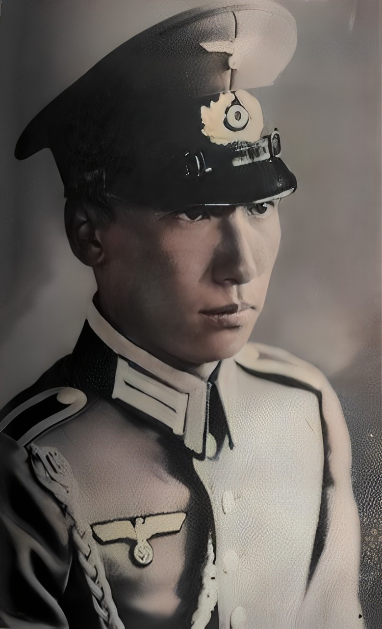 Chiang_Wei-kuo_Nazi_2-1.jpeg