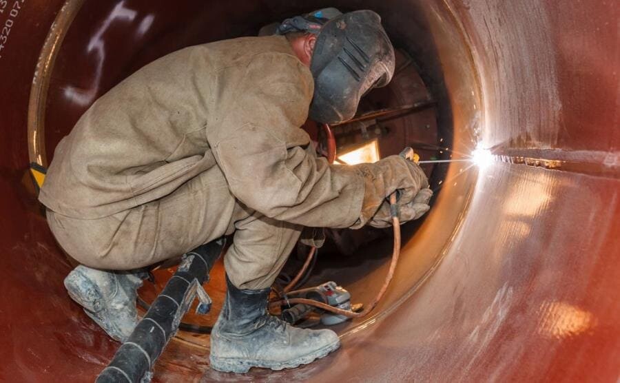 Интересные факты про электрогазосварщиков - мастера огня и металла Интересные факты про электрогазосварщиков - мастера огня и металла